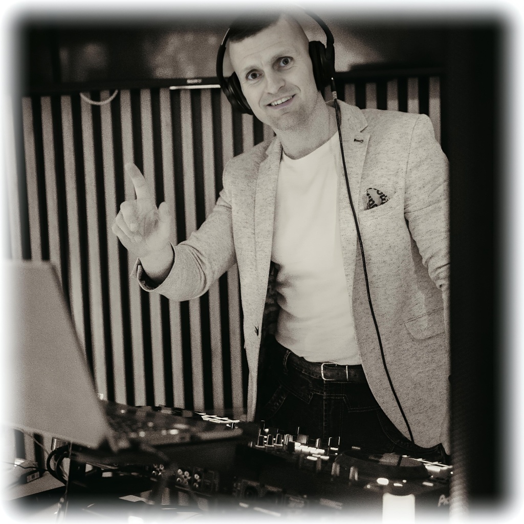 DJ XROAD počas klubovej párty s elektronickou hudbou