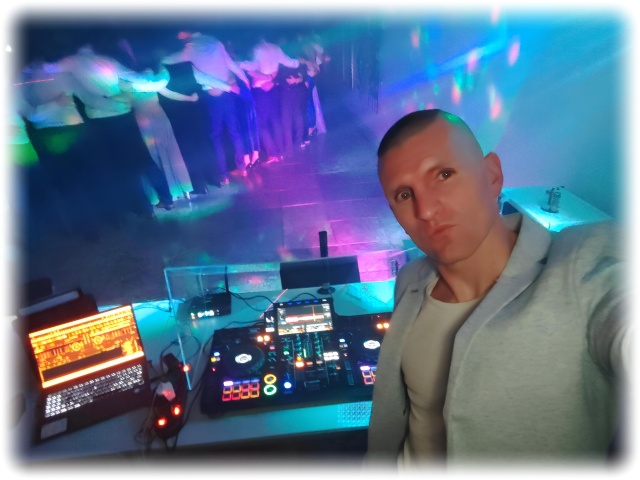 DJ XROAD počas svadby s profesionálnym ozvučením a svetelnou technikou